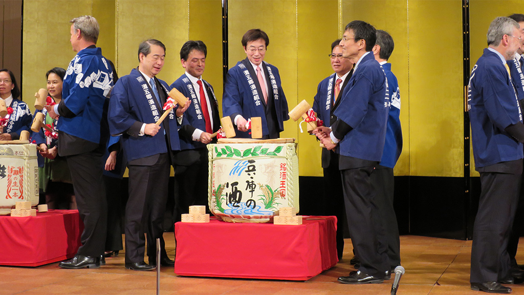 Kagami biraki (opening of ceremonial sake barrel)